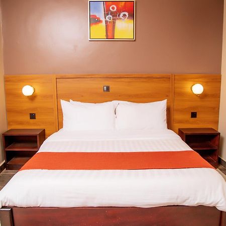 Blue Berries Hotel Entebbe Extérieur photo