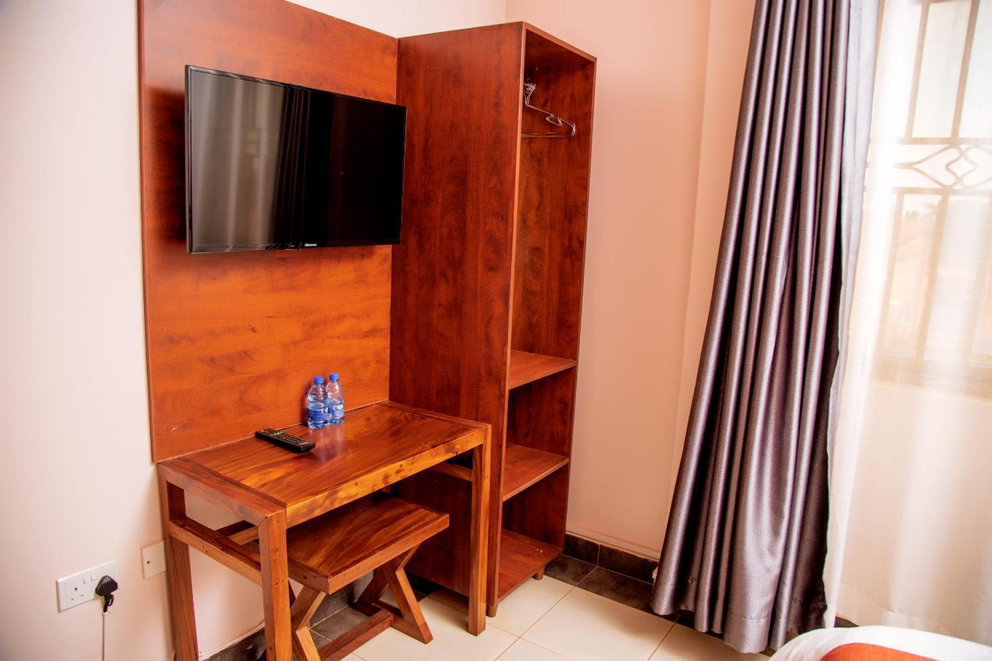 Blue Berries Hotel Entebbe Extérieur photo