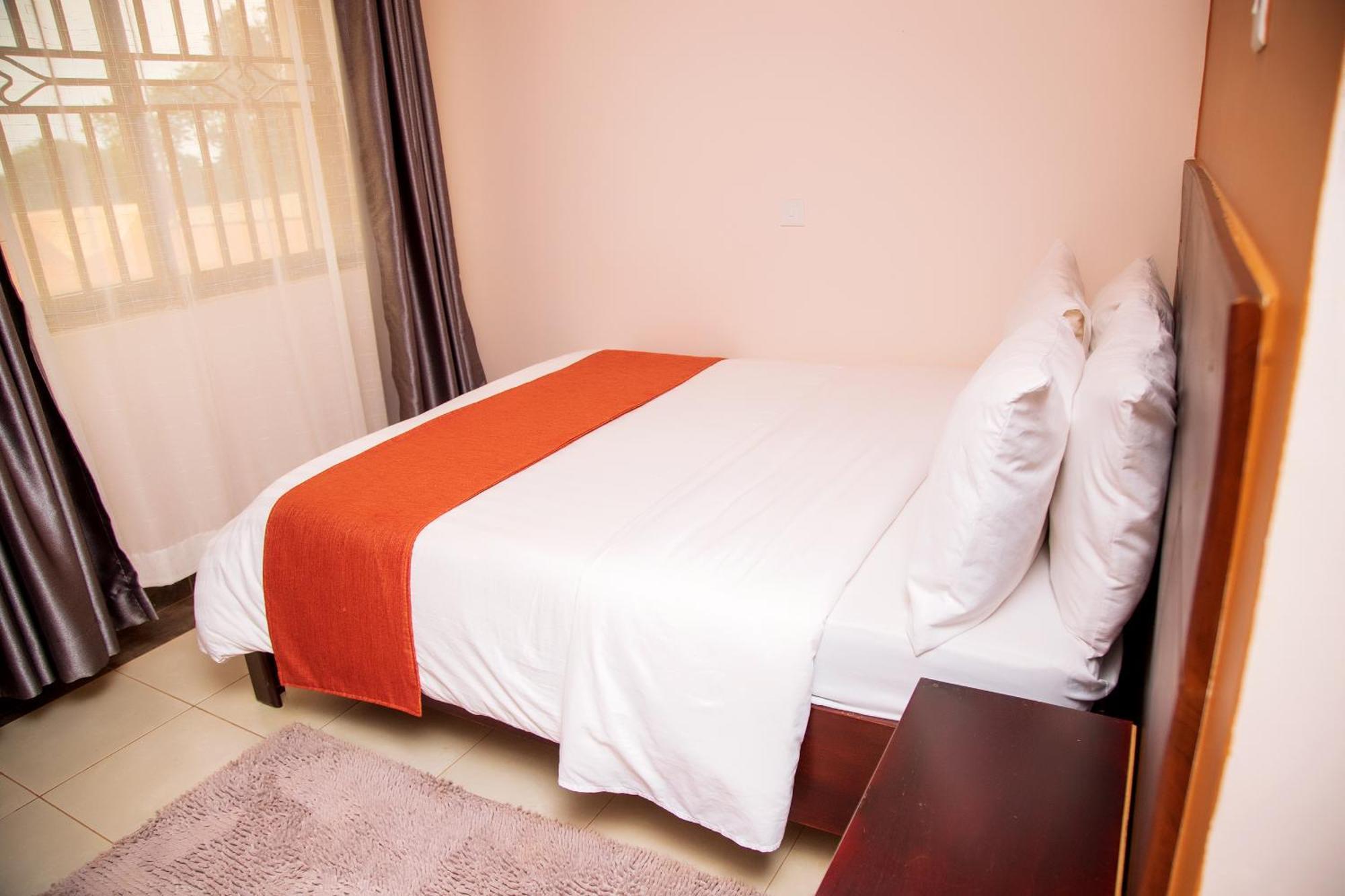 Blue Berries Hotel Entebbe Extérieur photo