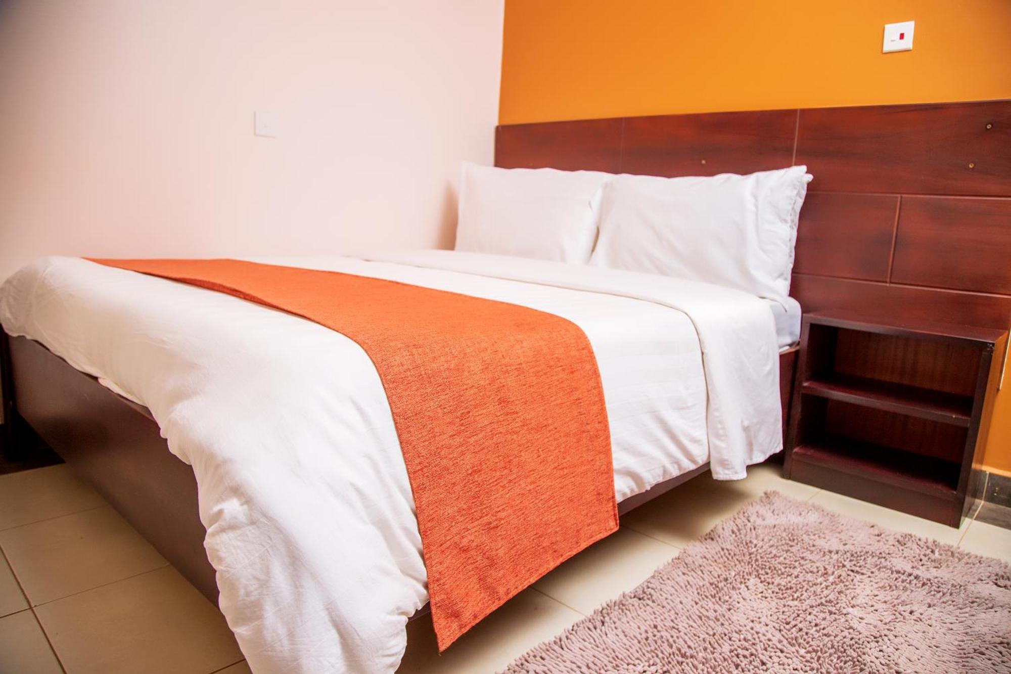 Blue Berries Hotel Entebbe Extérieur photo